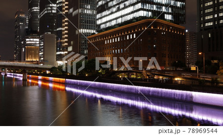 ライトアップされた堂島川の護岸壁とダイビル本館など大阪市内の高層ビル群 78969544