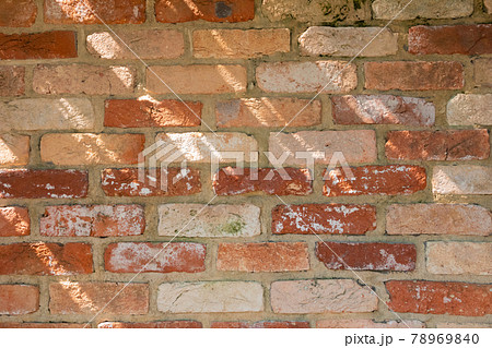 光降り注ぐ、レンガ壁 78969840