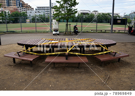 コロナ禍で使用禁止になった公園のベンチ 78969849