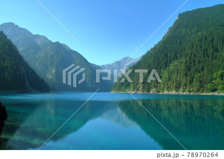 中国四川省　九寨溝で最大の湖長海 78970264