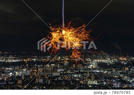 【夏イメージ】夜景をバックに線香花火をする。夏の思い出づくり。 78970785