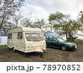 キャンピングカーでアウトドアキャンプを楽しむ休日 78970852