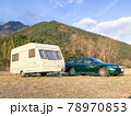 キャンピングカーでアウトドアキャンプを楽しむ休日 78970853