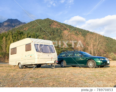 キャンピングカーでアウトドアキャンプを楽しむ休日 78970853