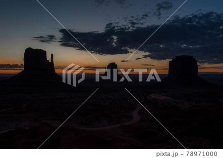 アメリカのアリゾナ州のモニュメントバレーの朝焼け 78971000