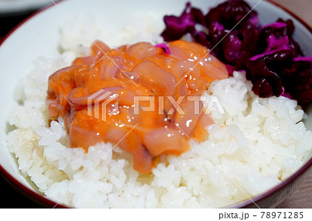 日本の食卓　炊きたてご飯に塩辛を乗せて柴漬け添え 78971285