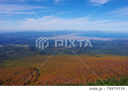 青森県　紅葉時期の八甲田ロープウェー山頂公園駅展望台から見た青森市街と陸奥湾 78974539