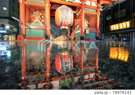 雨の浅草雷門の大提灯 78976142