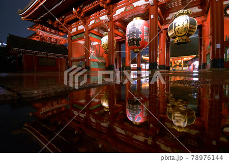 雨の浅草寺宝蔵門 78976144