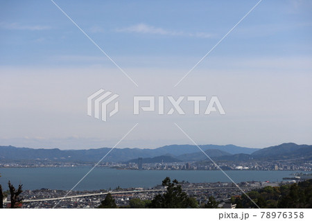 高台から見た大津市街と近江大橋の見える琵琶湖と周辺の風景 高台から見た大津市街と近江大橋の見える琵琶湖と周辺の風景 78976358
