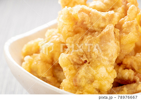 とり天(鶏肉の天ぷら)のアップ。 78976667