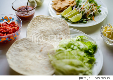 メキシコ料理の定番タコス 78976939