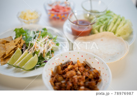 メキシコ料理の定番タコス 78976987