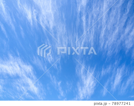 初夏、流れるような雲（巻雲・すじ雲）と青空の風景 78977241