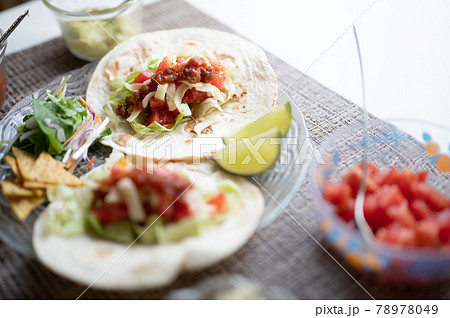 メキシコ料理の定番タコス 78978049