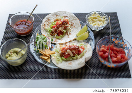 メキシコ料理の定番タコス 78978055