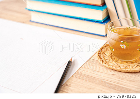 読書感想文と原稿用紙 78978325