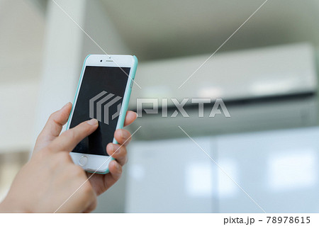 スマホでエアコンを操作する様子 スマホでエアコンを操作する様子 78978615
