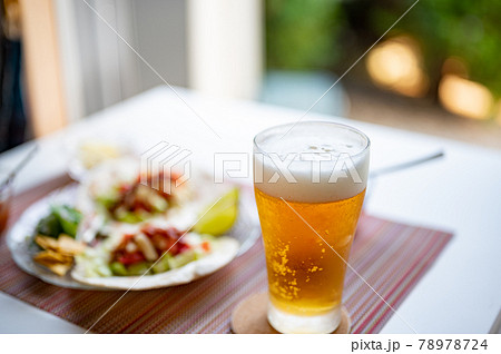 メキシコ料理の定番タコスに生ビール 78978724