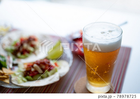 メキシコ料理の定番タコスに生ビール 78978725