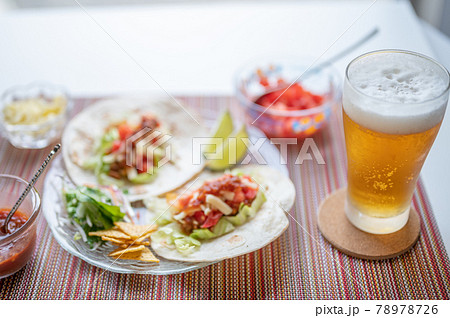 メキシコ料理の定番タコスに生ビール 78978726
