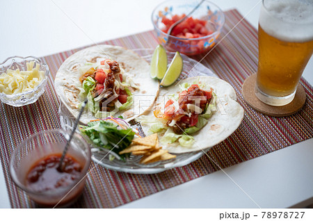 メキシコ料理の定番タコスに生ビール 78978727