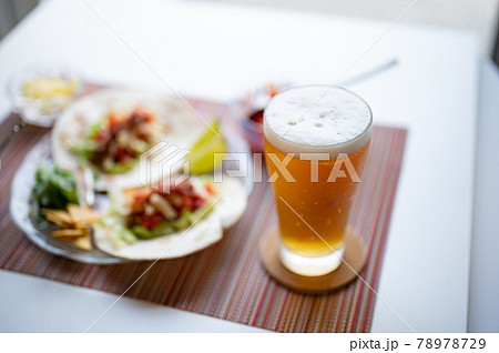 メキシコ料理の定番タコスに生ビール メキシコ料理の定番タコスに生ビール 78978729