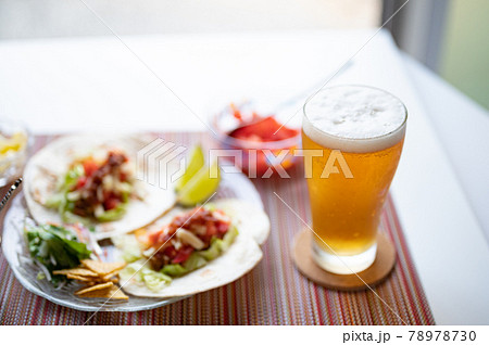 メキシコ料理の定番タコスに生ビール メキシコ料理の定番タコスに生ビール 78978730