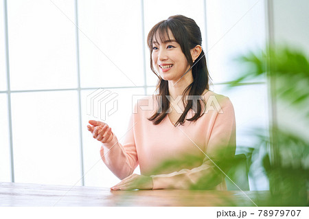 若い女性　自宅　リビング　事務所　オフィス 78979707