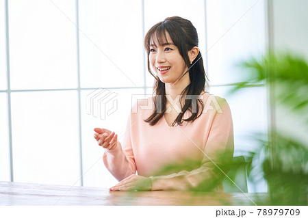 若い女性　自宅　リビング　事務所　オフィス 78979709
