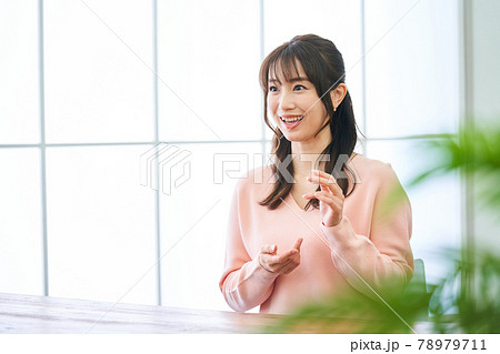 若い女性 自宅 リビング 事務所 オフィス 若い女性 自宅 リビング 事務所 オフィス 78979711
