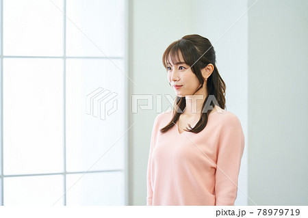 若い女性 リビング 事務所 オフィス 笑顔 佇む 若い女性 リビング 事務所 オフィス 笑顔 佇む 78979719