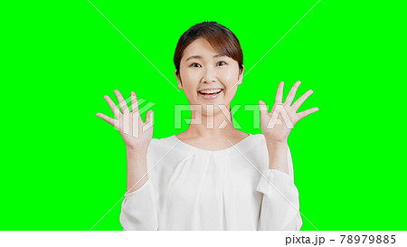 びっくりする若い女性　クロマキー合成	 78979885