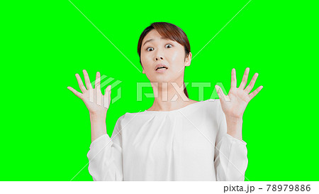 ショックを受ける若い女性 クロマキー合成 ショックを受ける若い女性 クロマキー合成 78979886