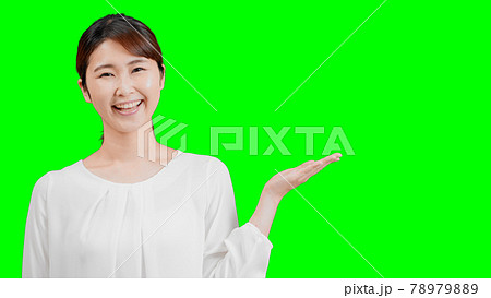 説明をする若い女性　クロマキー合成 78979889