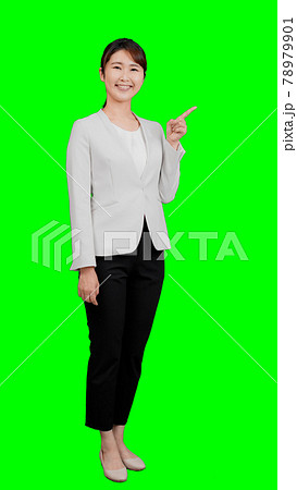 説明をする若い女性 クロマキー合成 説明をする若い女性 クロマキー合成 78979901