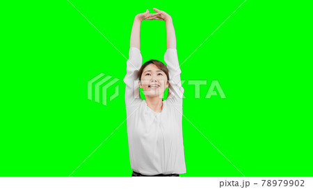 ストレッチをしている若い女性 クロマキー合成 ストレッチをしている若い女性 クロマキー合成 78979902
