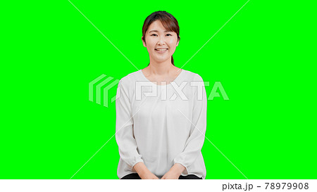 応援する若い女性 クロマキー合成 応援する若い女性 クロマキー合成 78979908