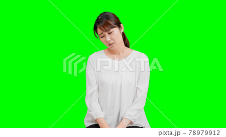 うなだれる若い女性　クロマキー合成	 78979912