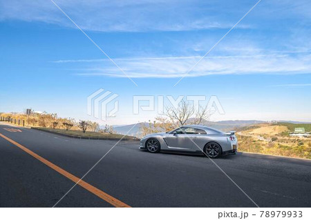 最高な天気で田舎をドライブする車 78979933