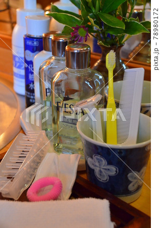 旅館の洗面所にあるアメニティ 78980172
