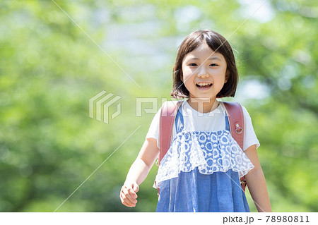 小学生 女の子 通学 登校 78980811