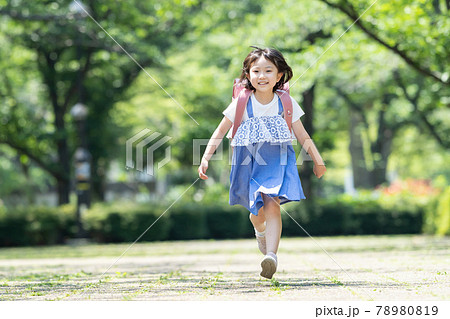 小学生 女の子 通学 登校 78980819