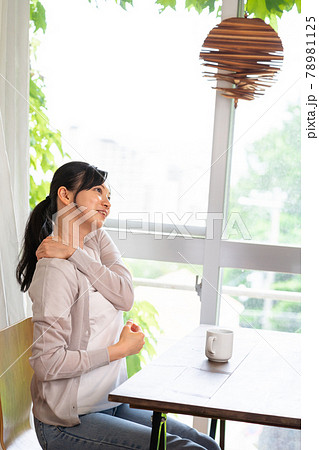肩こりに悩む女性 肩こりに悩む女性 78981125