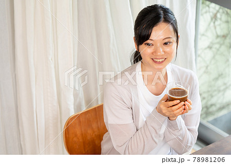 カフェオレを飲んで休憩するサマーカーディガンを着た女性 カフェオレを飲んで休憩するサマーカーディガンを着た女性 78981206