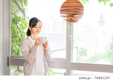 コーヒーを飲んで休憩する女性 78981207