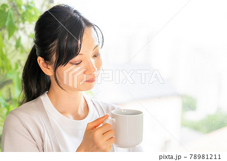 コーヒーを飲んで休憩する女性 コーヒーを飲んで休憩する女性 78981211