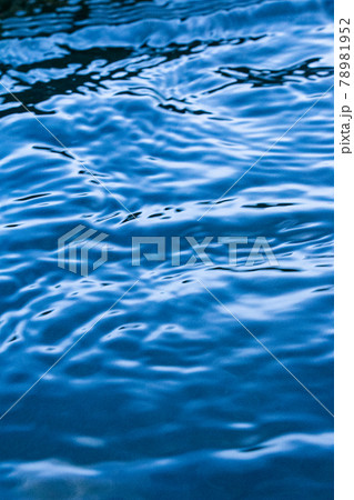 涼し気な水面のアップ素材画像 涼し気な水面のアップ素材画像 78981952