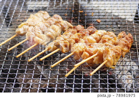 炭火で焼き鳥を焼いている画像 78981975