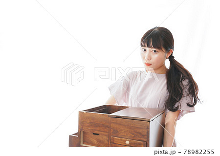 家具を運ぶ若い女性 家具を運ぶ若い女性 78982255